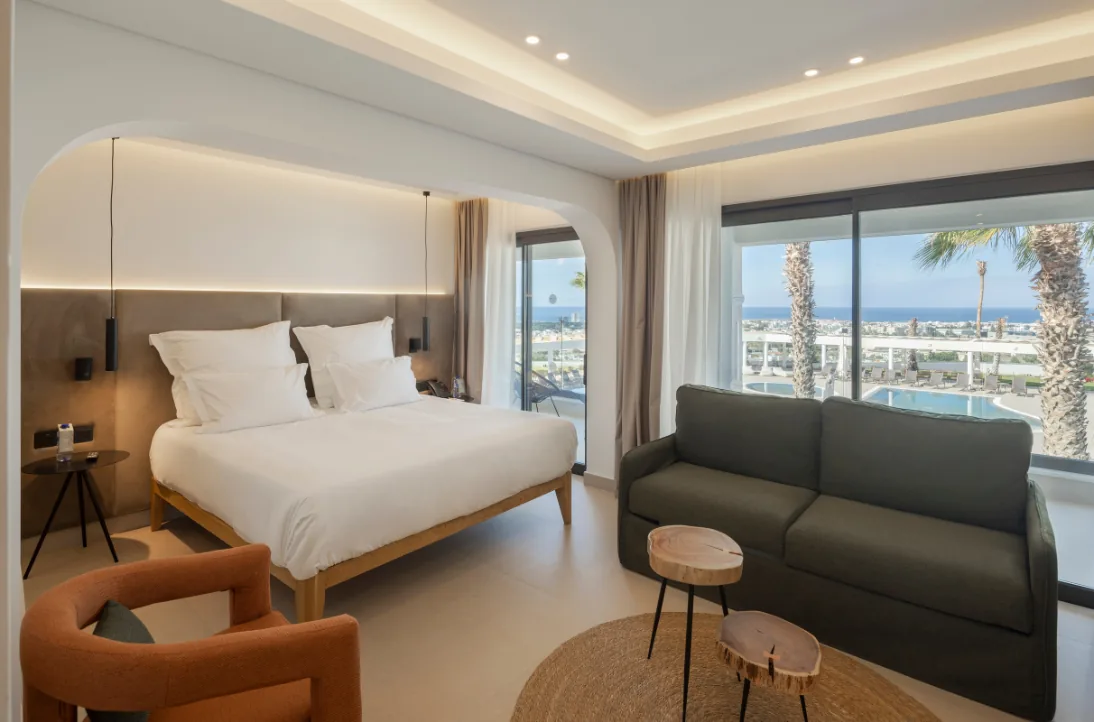 Suite du Paphos Hills avec coin salon, fauteuils et vue sur les collines