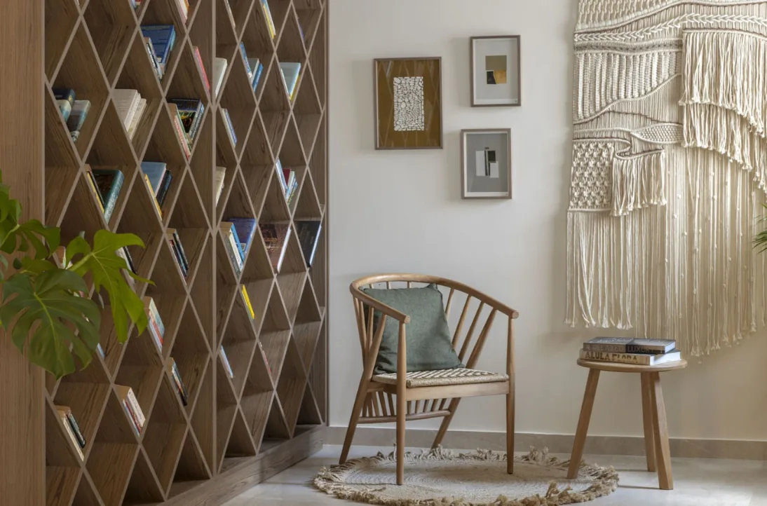 Détail architectural intérieur du Brown Paphos Hills, claustra en bois et mobilier design