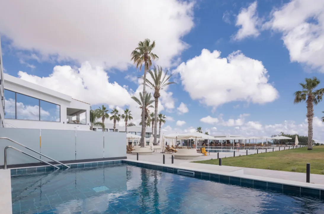 Piscine extérieure et architecture contemporaine du resort Paphos Hills