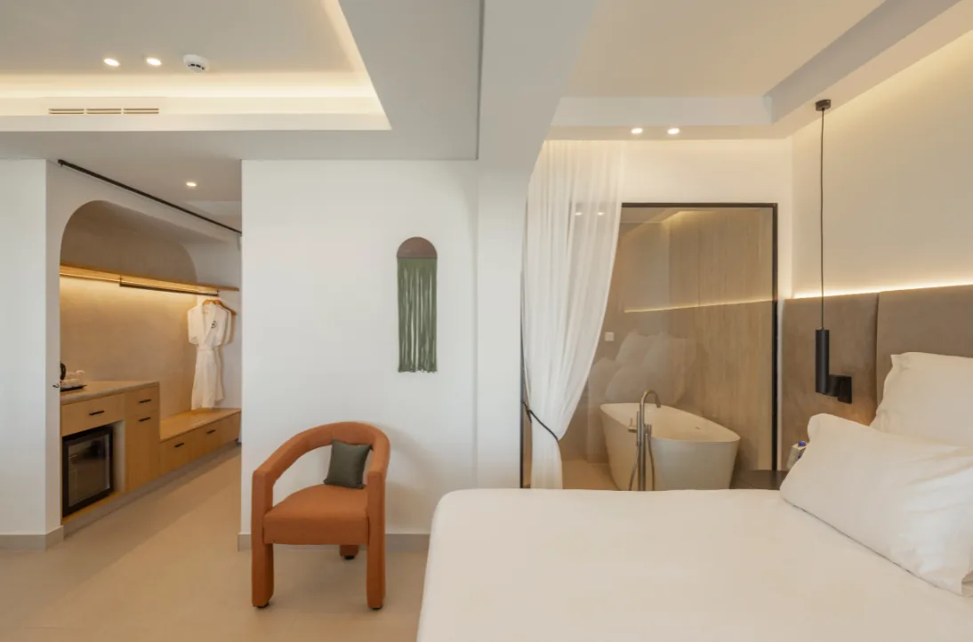 Détail d’une suite du Paphos Hills avec peignoirs et salle de bain contemporaine